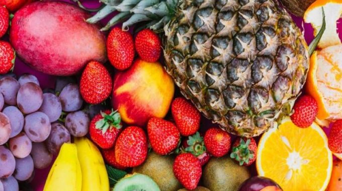 6 frutas que podrían ayudarte a dormir mejor, según un experto