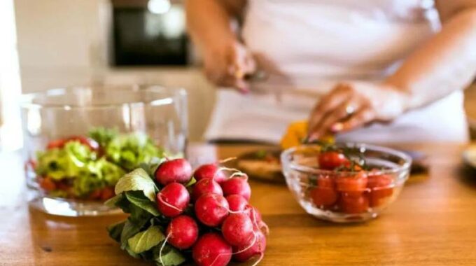 Las mujeres que siguieron la dieta DASH en la mediana edad reportaron menos problemas de memoria en la vejez, según un estudio